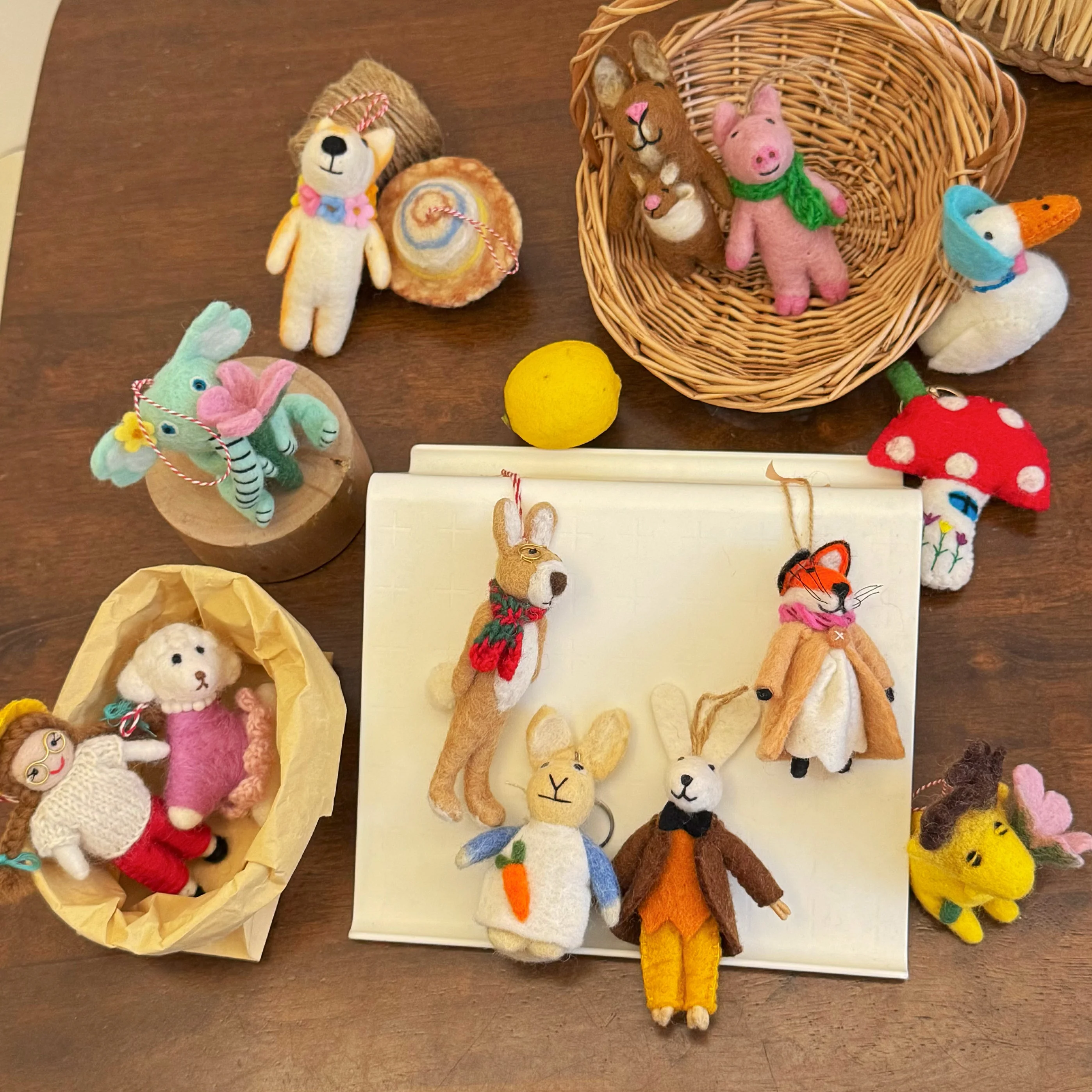

Handmade Wool Felt Bag Hanging 100 Wool Keychain Bag Chain Gift Fashionable Accessory for Clothing Shoes Hats Scarves