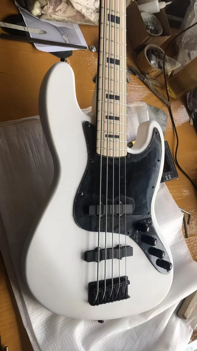 

Factory quality 5-string electric bass,Retro white body,Natural neck,Black hardware,Active electronics,Free delivery