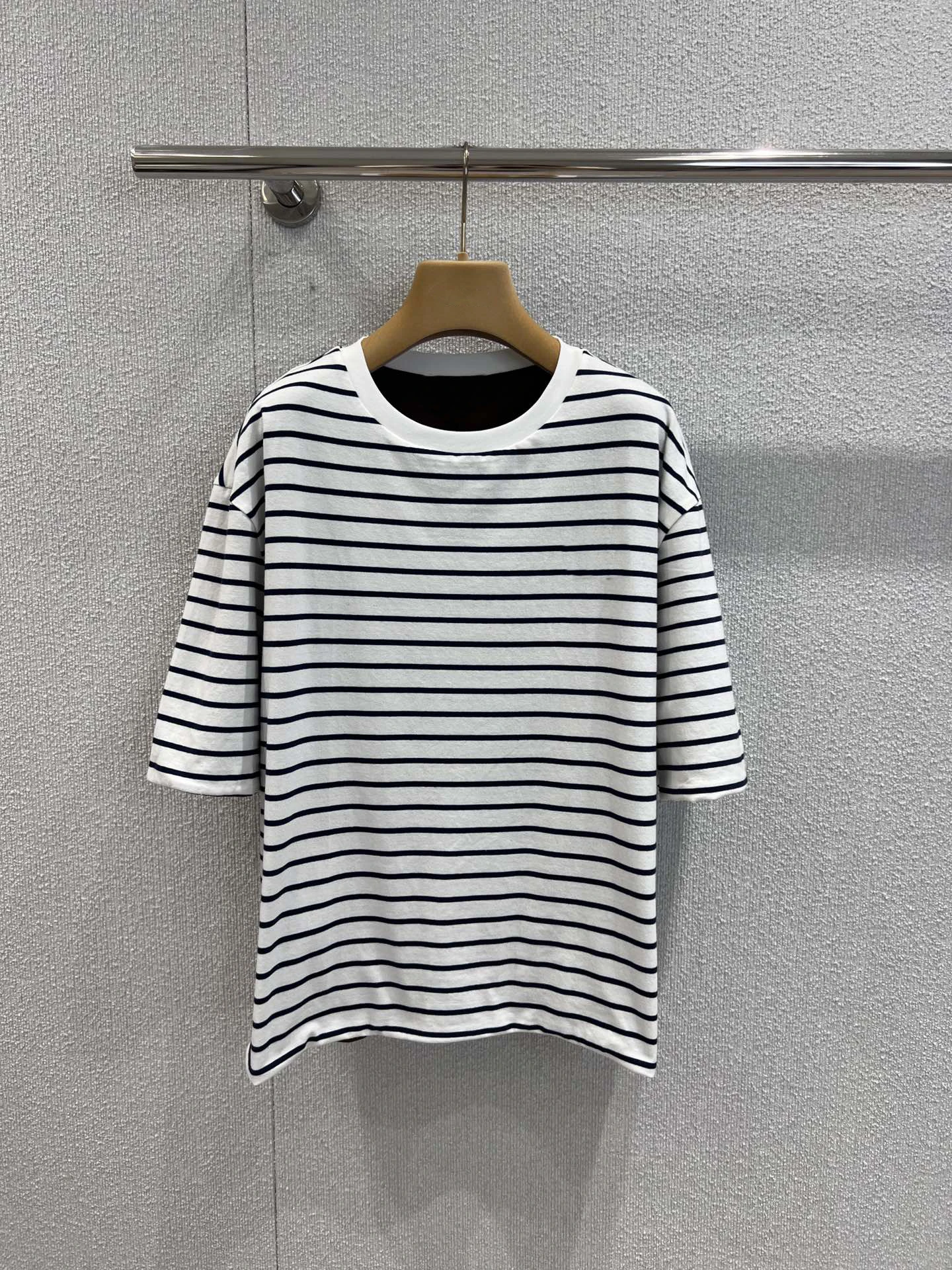 

Premium cotton tee - tailored crew neck, body-skimming fit, effortlessly pairs with everything. 2025 summer women's new hot