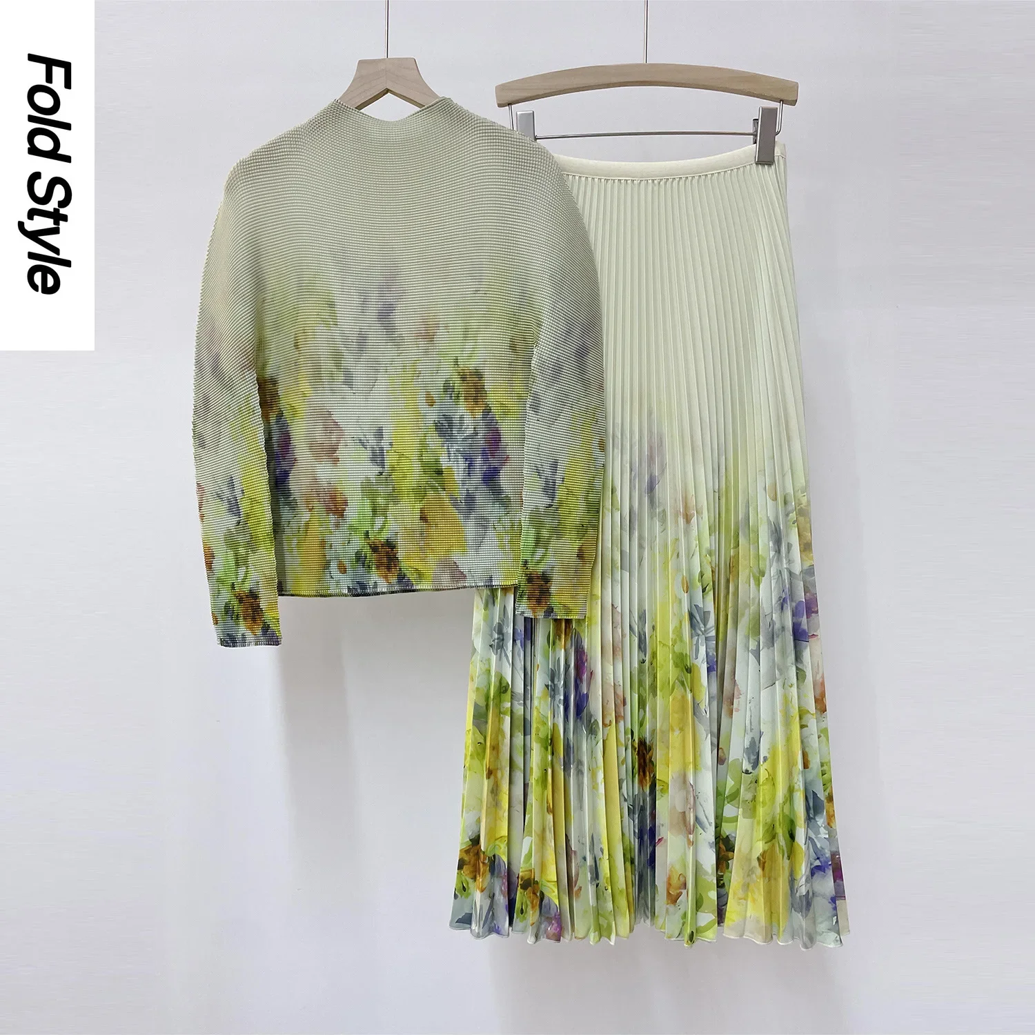 2024 New Pleated Print Two Piece Set Spring and Autumn High End Fashionable Long Sleeve Top T-shirt Slim Fit Pleated Skirt