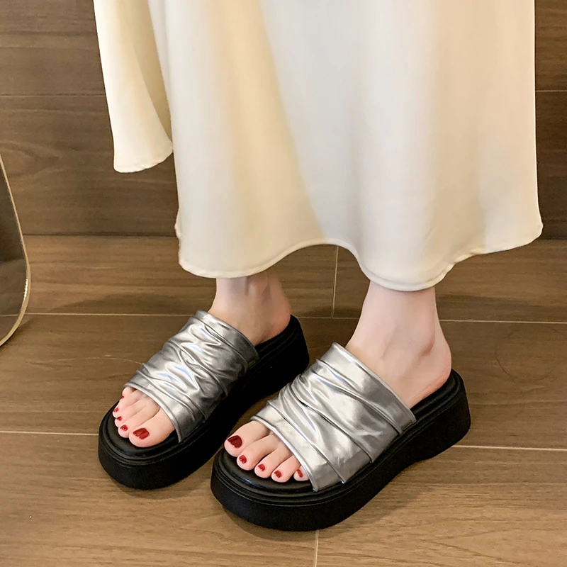 2025 nuevas chanclas de una línea de cuero arrugado que aumentan la altura de la suela gruesa para las mujeres zapatillas frescas con parte inferior de cuero suave