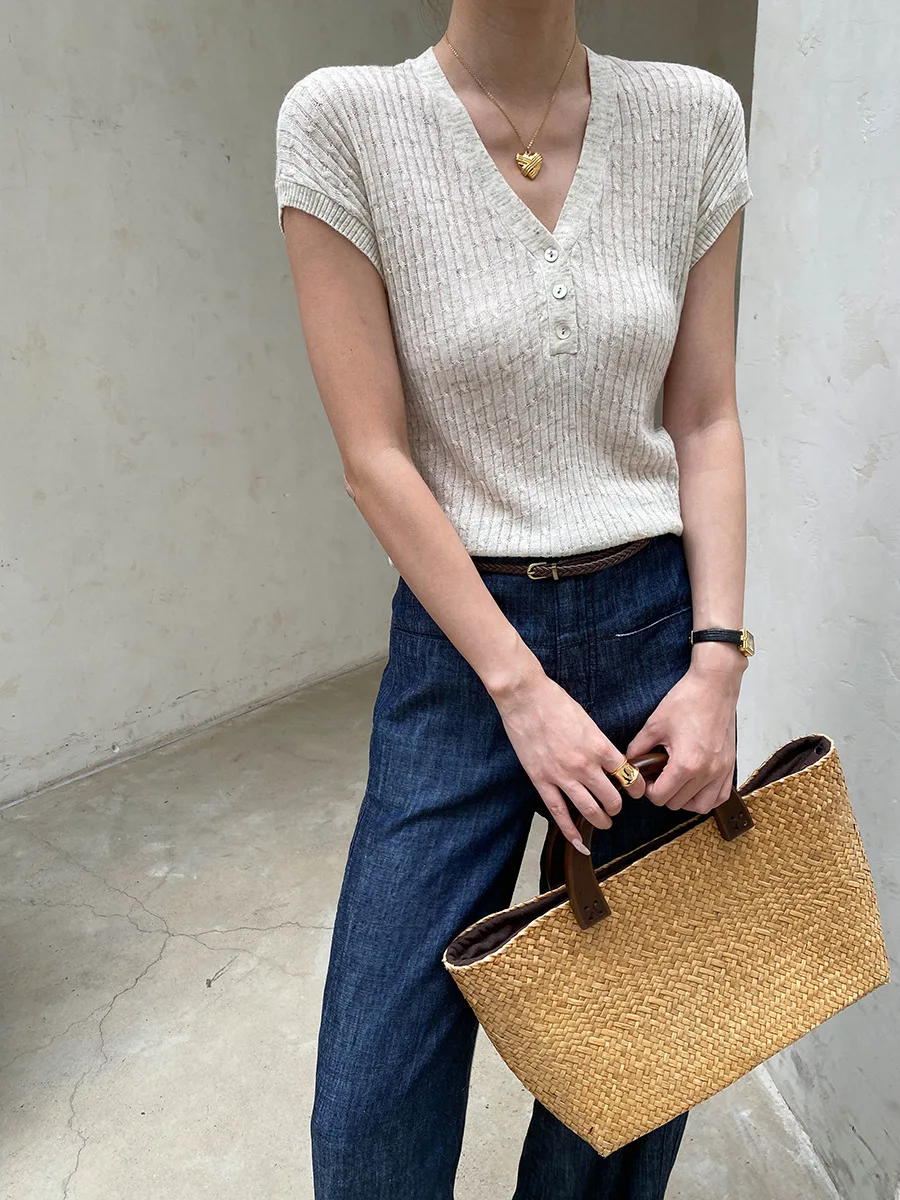 Sommerlicher Damenpullover in unifarbenem Design mit Knopfleiste, V-Ausschnitt und schlankem Schnitt, kurzärmelig. – Detail 17