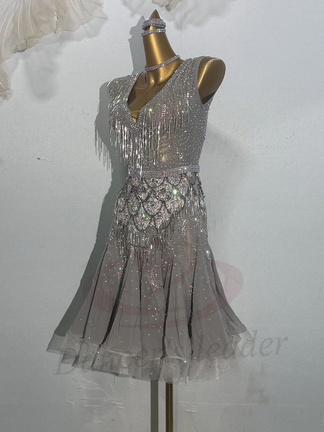 ชุดเต้นรำละตินประดับเพชรสำหรับผู้หญิง ผู้ใหญ่ และเด็ก งานสั่งตัดระดับไฮเอนด์ ประดับลูกปัดเงินทรงหลอด ชุดแสดงแซมบ้า