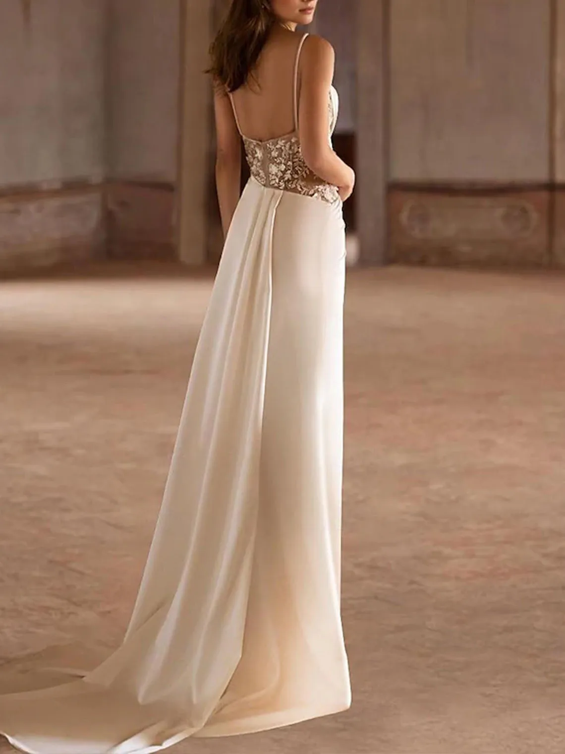 ロマンチックでセクシーなAラインのブライダルガウン、サテン、スパゲッティストラップ、コートトレイン、ノースリーブ、アップリケ、ハイ スリット、プリーツ、2025年、無料カスタマイズ