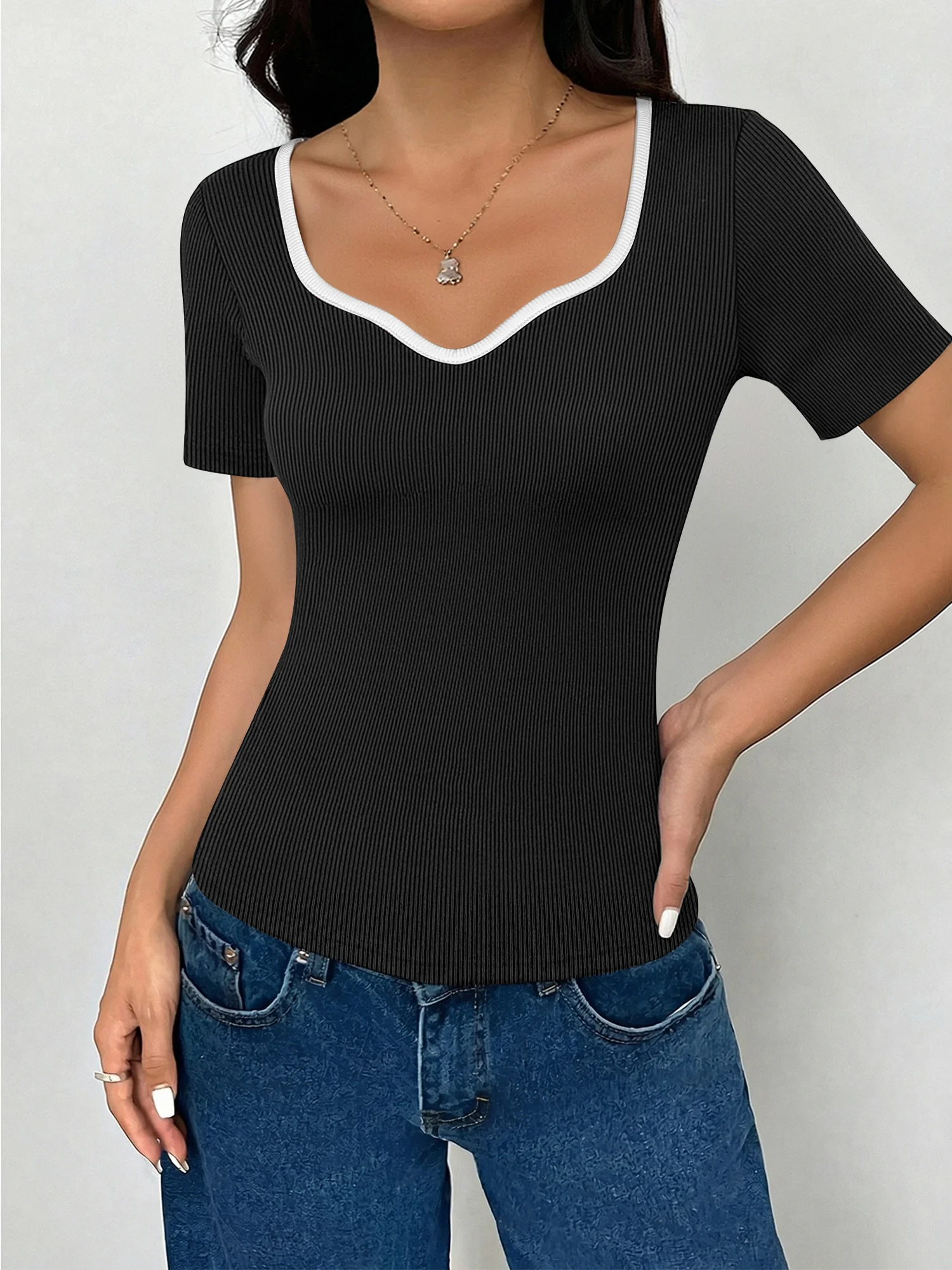 Sleek Base‑Layer Fitted T‑Shirt, Piping‑Accented U‑Neck Top for Casual Outer‑Wear Combinations