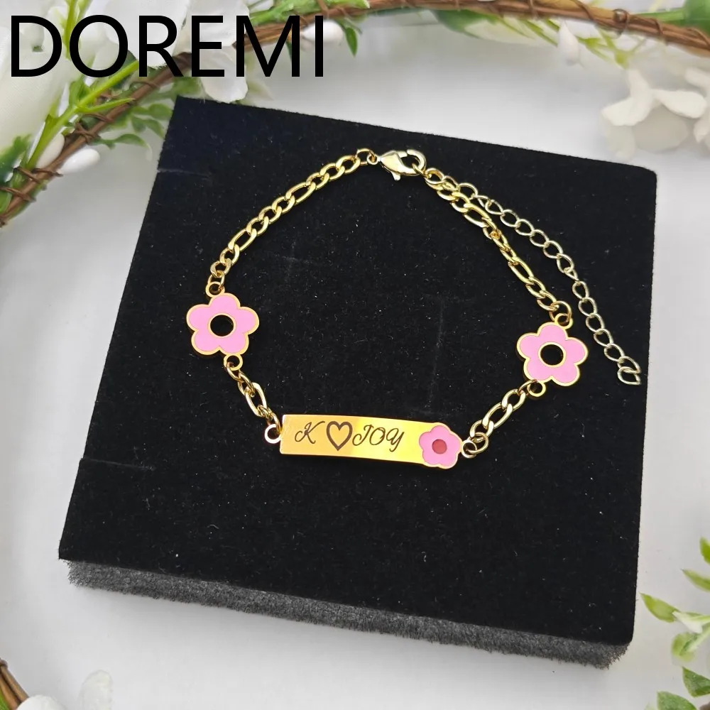 

DOREMI ювелирные изделия из нержавеющей стали на заказ, розовые эмалированные цветы, браслеты с гравировкой имени, курсивные буквы, цветы, браслет