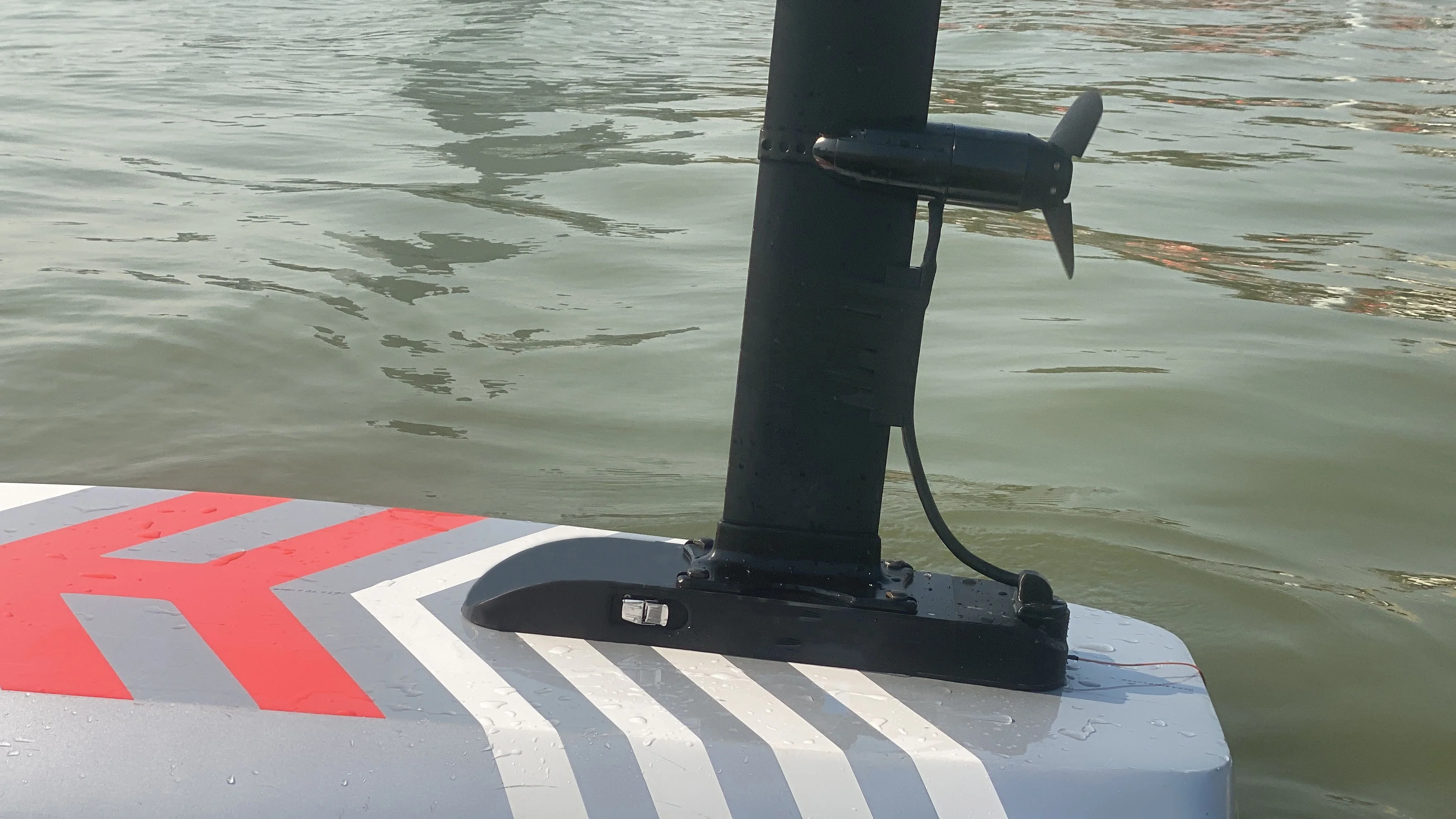 لوح ركوب الأمواج الكهربائي الم - مراجعة Electric Surfboard 3000W وسعره