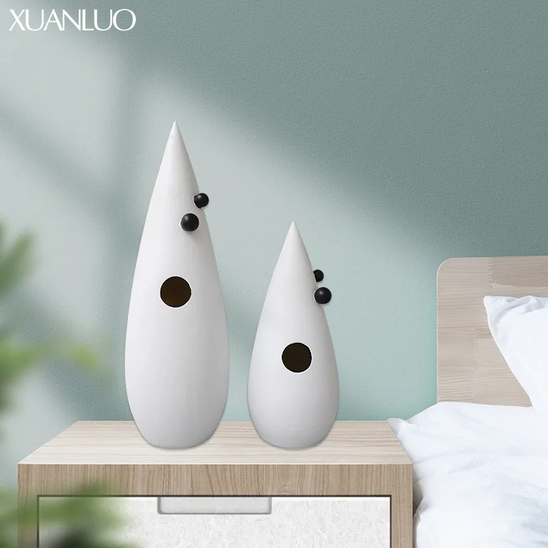 Modern minimalist black-and-white bullet-shaped resin ornament, window display resin soft furnishings ornament