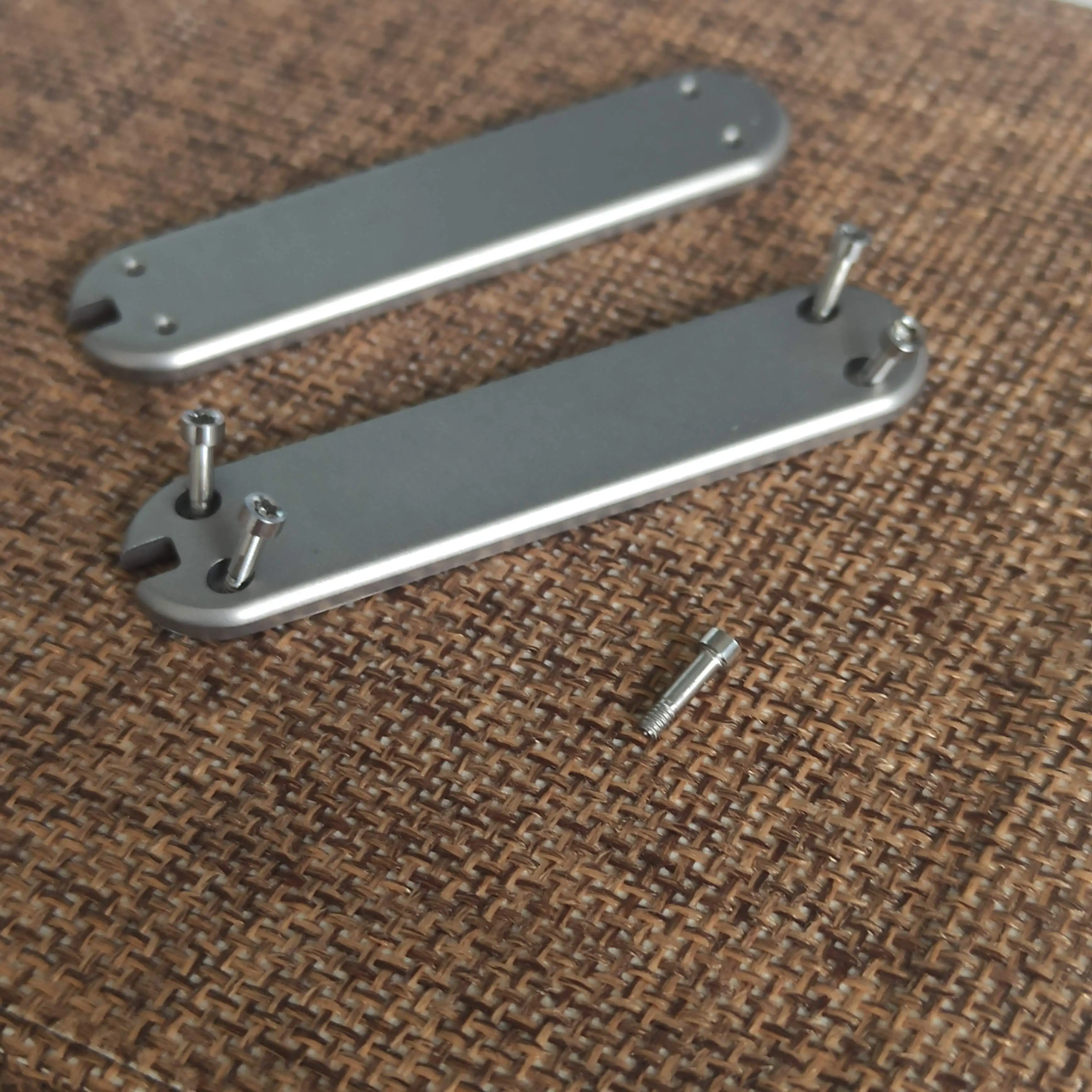 1 Paar TC4 Titan-Griffschalen mit Schraube für 58 mm Victorinox Schweizer Taschenmesser, DIY-Ersatzzubehör