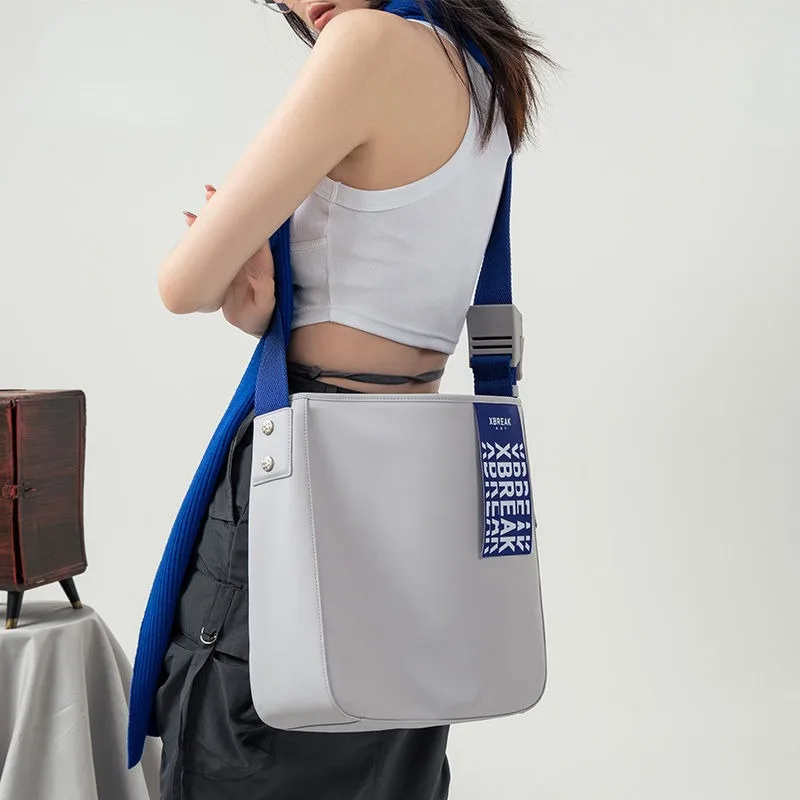 Bolsa feminina de grande capacidade para transporte diário, bolsa de crossbody casual, tendência de personalidade simples, que combina com tudo, sentido de alto grau, nova