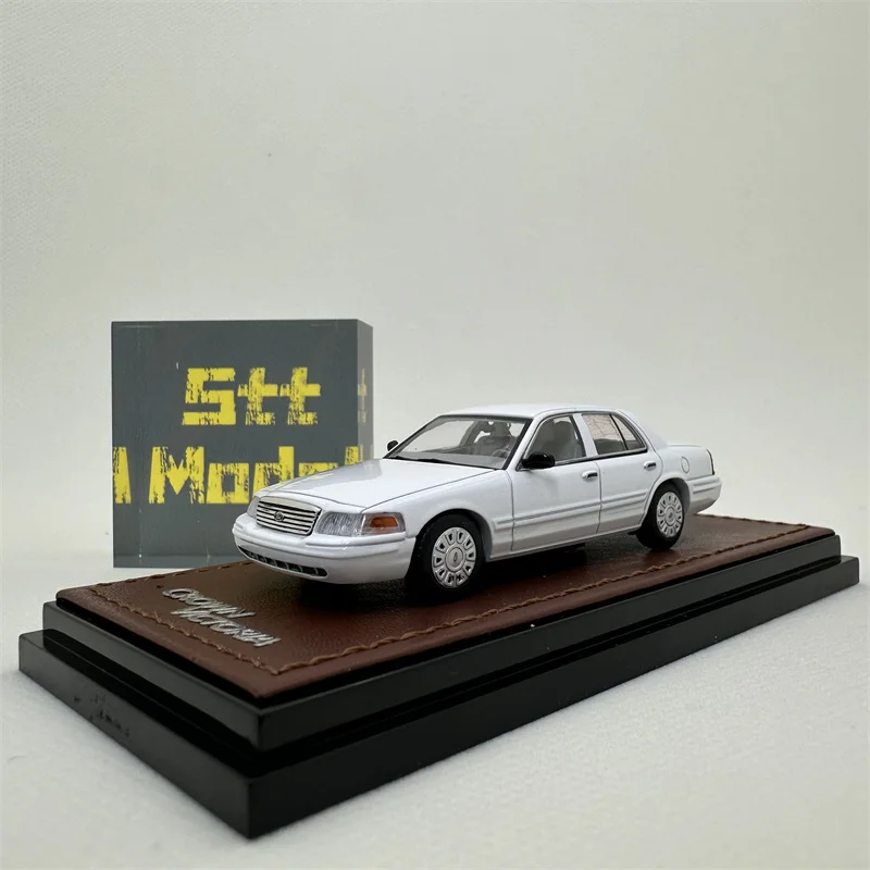 GOC 1:64 Ford Crown Victoria Street Package White  Diecast Model Car