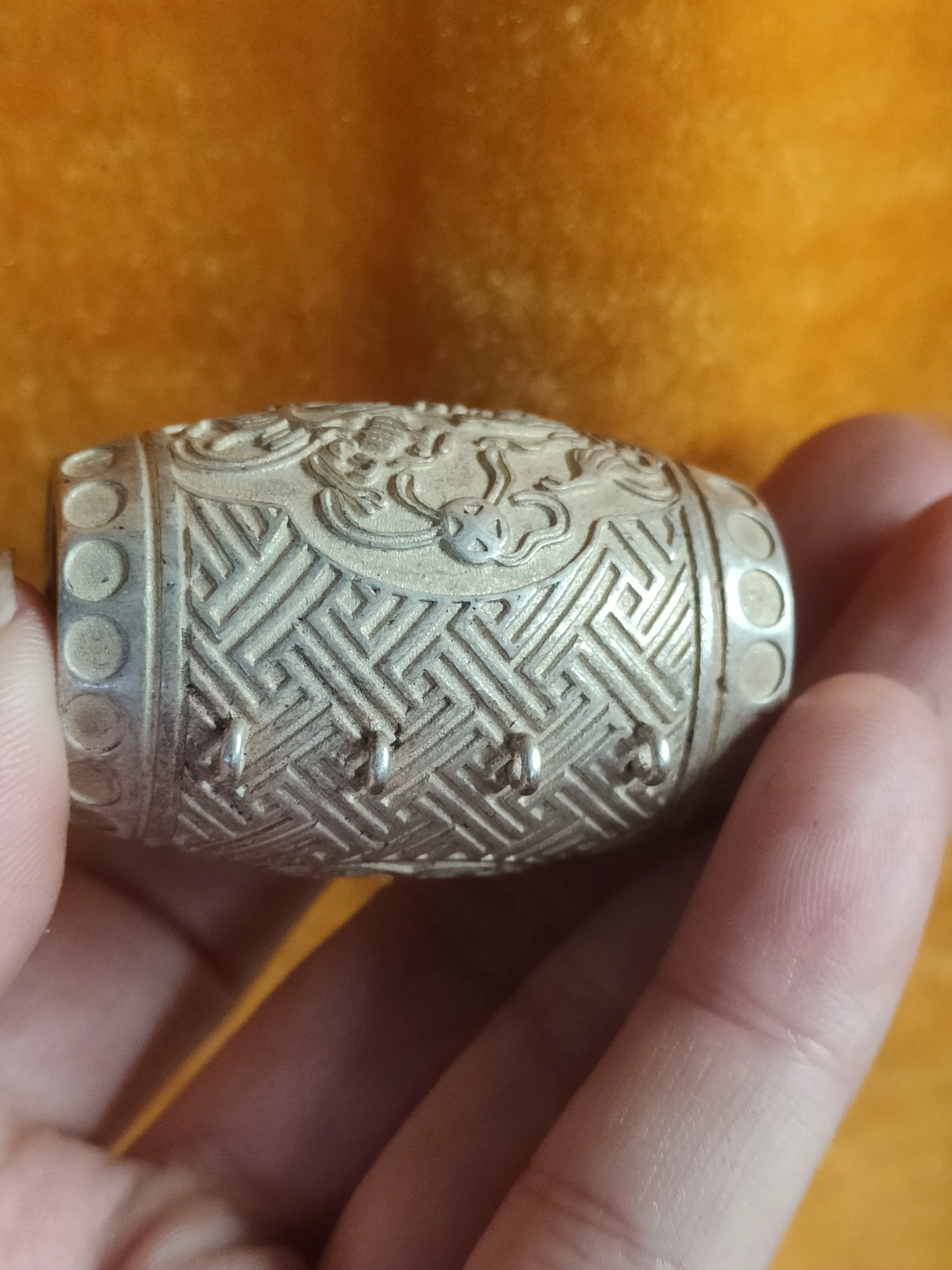

Chinese Tibetan silver lion dance drum pendant national wind barrel-shaped carved lion double ring pendant retro amulet pendant