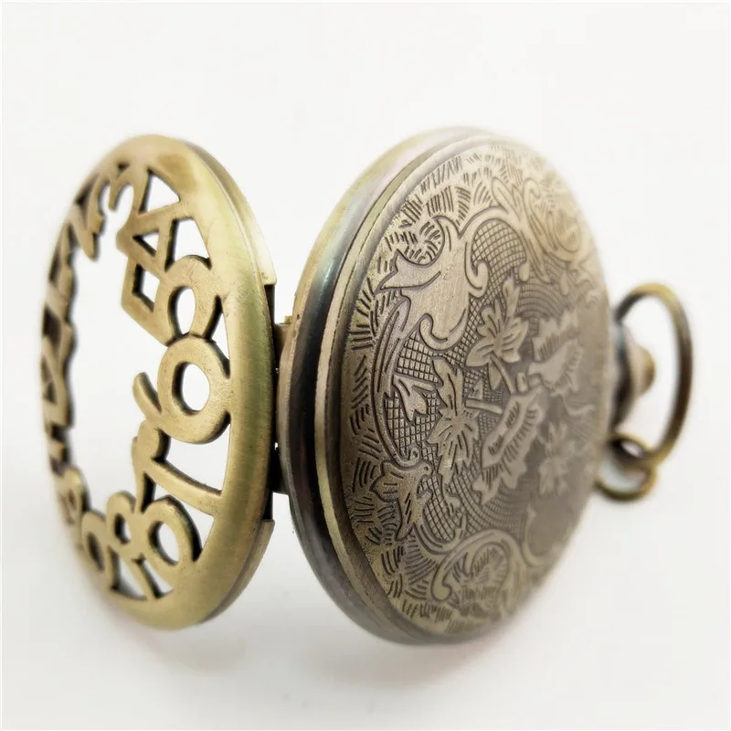 Orologio da tasca al quarzo con intaglio di grandi numeri Vintage per uomo orologio a catena con cassa cava incisa per Display analogico regalo di raccolta