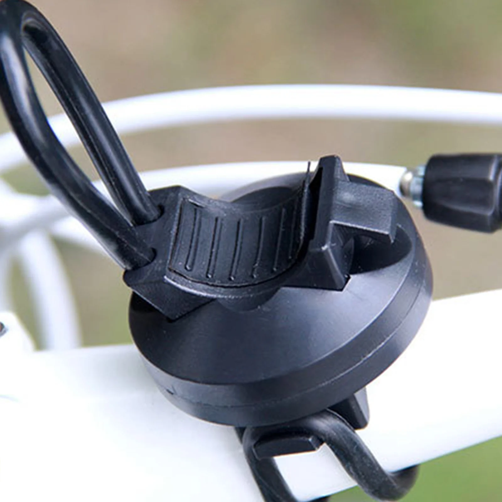 2 個 360 度調整可能な懐中電灯保持ホルダー耐久性のあるフロントライトブラケット屋外サイクリングキャンプハイキング用ブラック