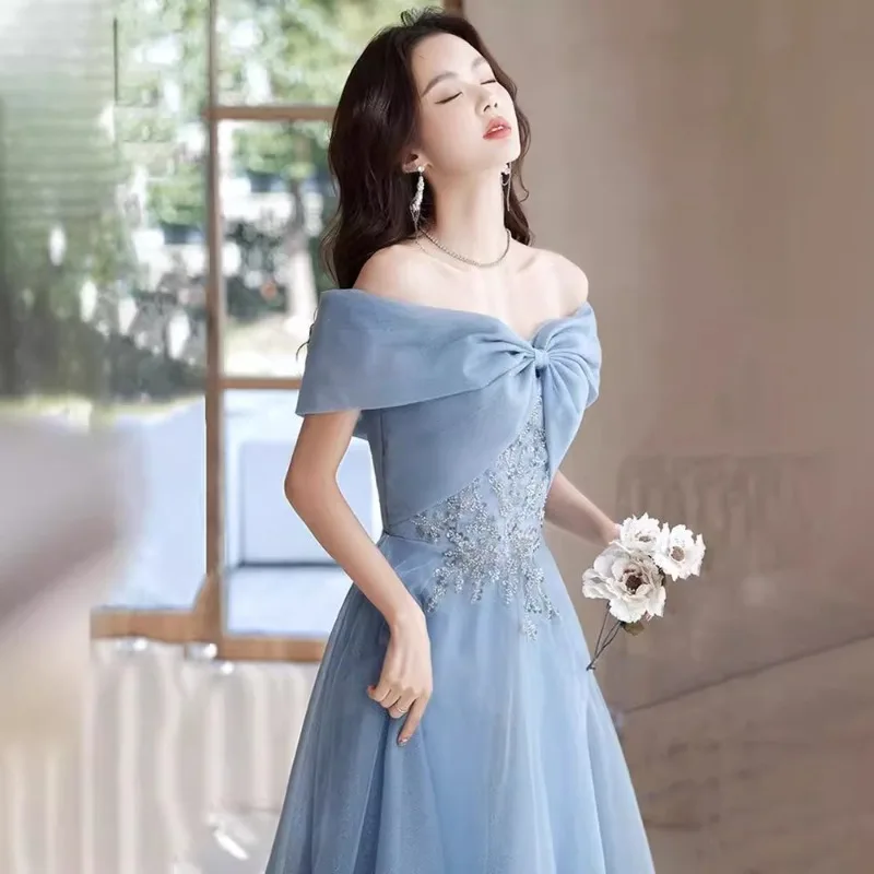 2025 Abito da sera estivo da donna con una spalla e cinturino blu con fiocco glitterato, abito da esame artistico per banchetti alla moda
