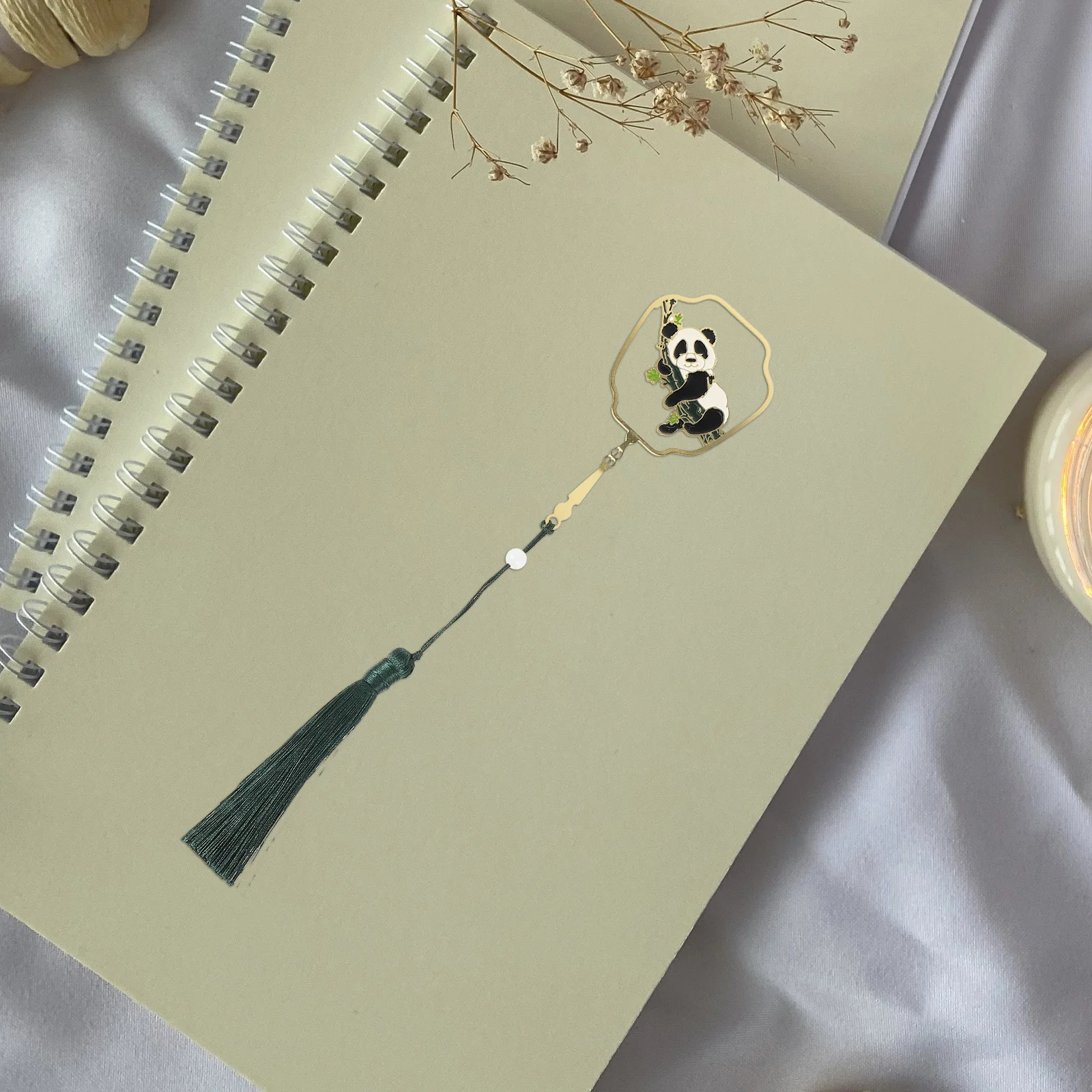 ที่คั่นหนังสือโลหะรูปแพนด้าสุดหรู 2 ชิ้น ดีไซน์เก๋ไก๋ พกพาสะดวก พร้อมพู่ห้อย เหมาะสำหรับฤดูกาลรับปริญญาและคนรักหนังสือ