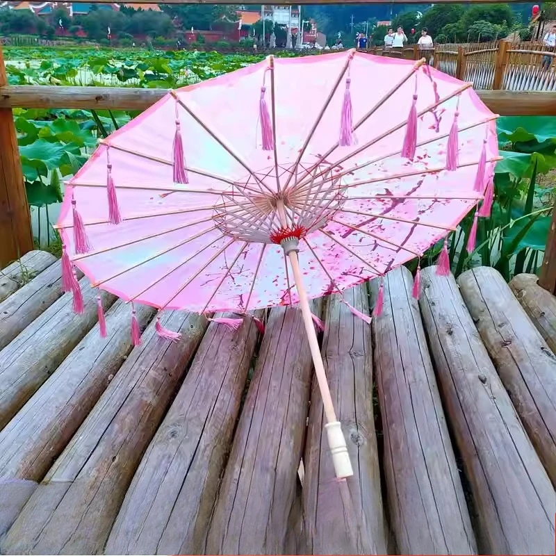 

Старинный зонт-парасоль с кисточками и декоративной лентой, из промасленной бумаги