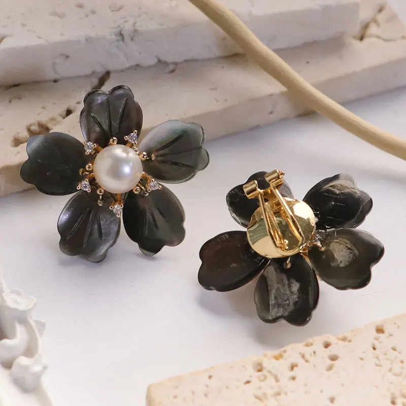 

Korean Style Fashion Natural Pearl Camellia Stud Earrings for Women Elegant Black Flower Earrings Personality Charm Jewelry Gift