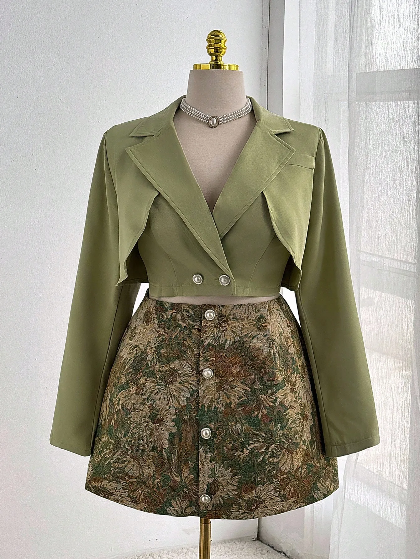 

Оливково-зеленый укороченный блейзер и юбка А-силуэта с винтажным принтом подсолнухов, комплект из двух предметов