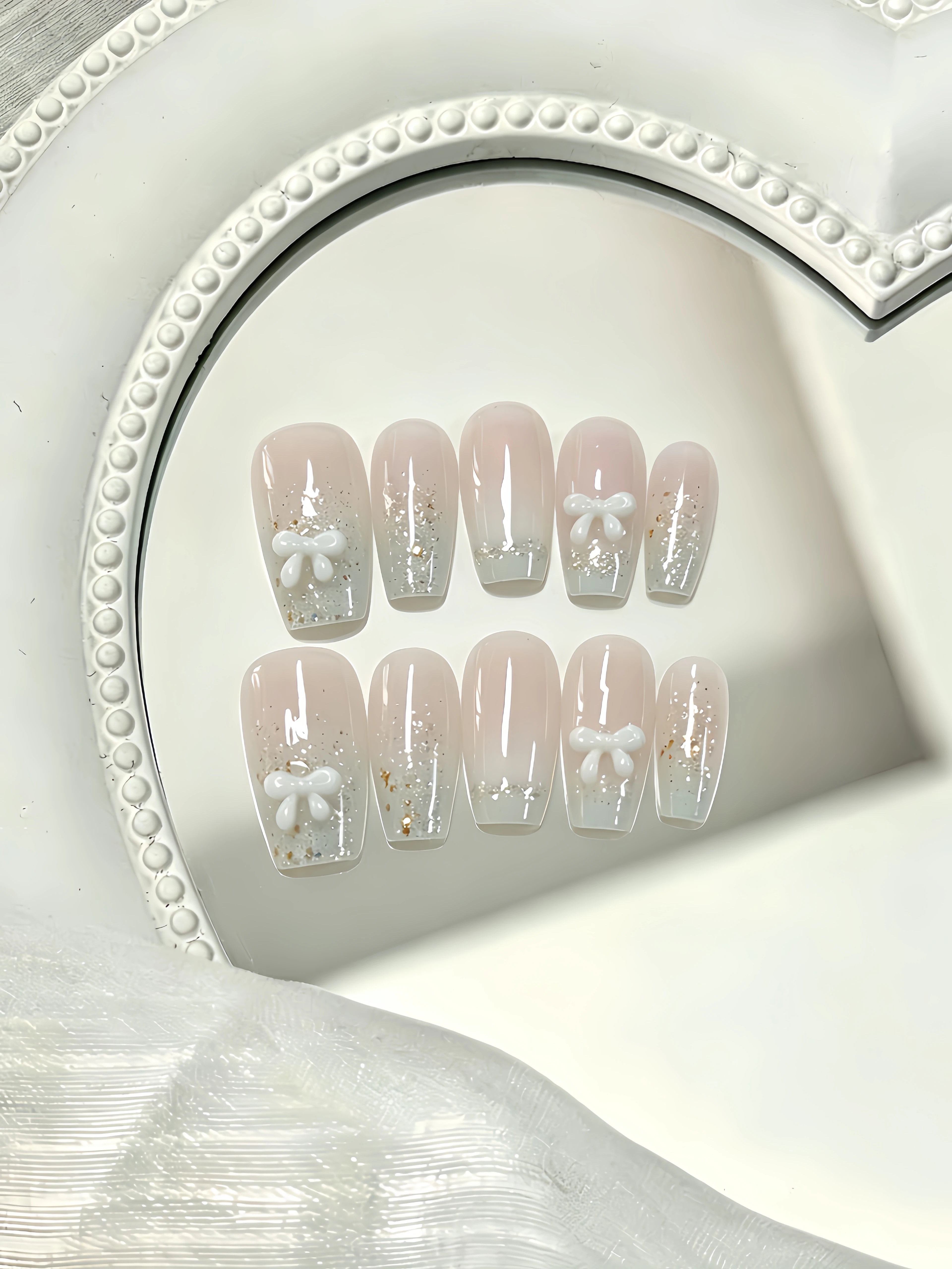 10 uñas postizas trapezoidales cortas, con un degradado de rosa nude y verde pasta de frijol con efecto ojo de gato, adornadas con purpurina plateada y adornos de lazo de lámina dorada, pegatinas para uñas de estilo dulce, adecuadas para estudiantes, chic