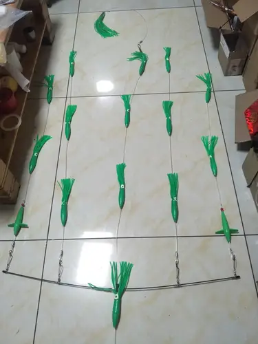 Imagen 2 del producto Barras esparcidoras de timón de salida Splashbar de aleación de níquel Tianium de 36"" con señuelos Premium de 9"" (versión de instalación)