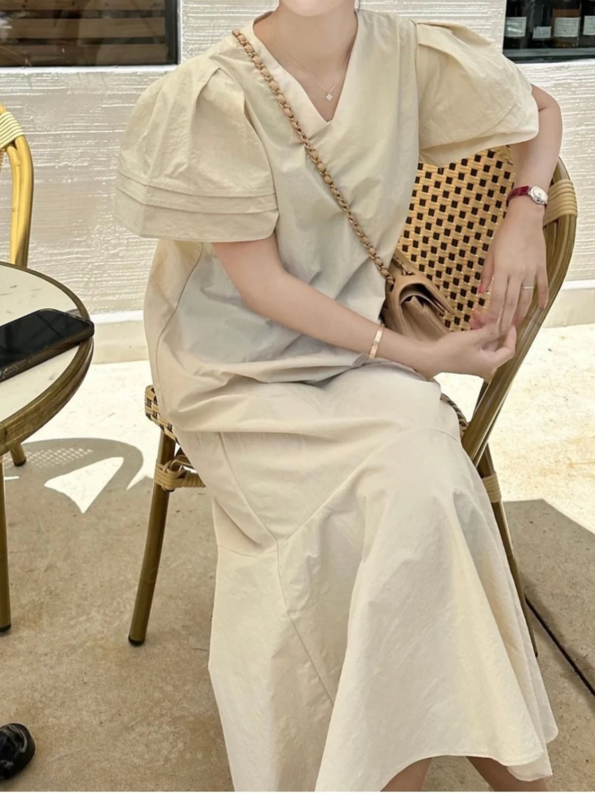 韓国風レディースワンピース バブルスリーブ Vネック ミディ丈スカート 花柄縁飾り エレガントな雰囲気 夏 通勤ファッション ワンピース