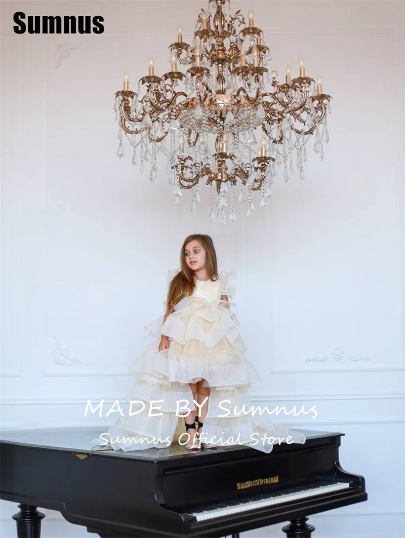 Sumnus かわいい A ライン アイボリー フラワー ガール ドレス O ネック ティアード ハイ/ロー フロアレングス ウェディング オケージョン ガウン 2025 カスタマイズ