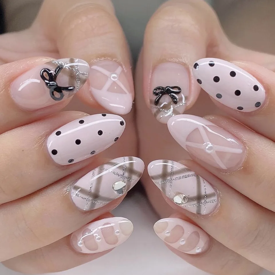 24 uñas postizas almendradas de longitud media, marrón rosado con lunares y encaje francés, con moño y perla 3D 5