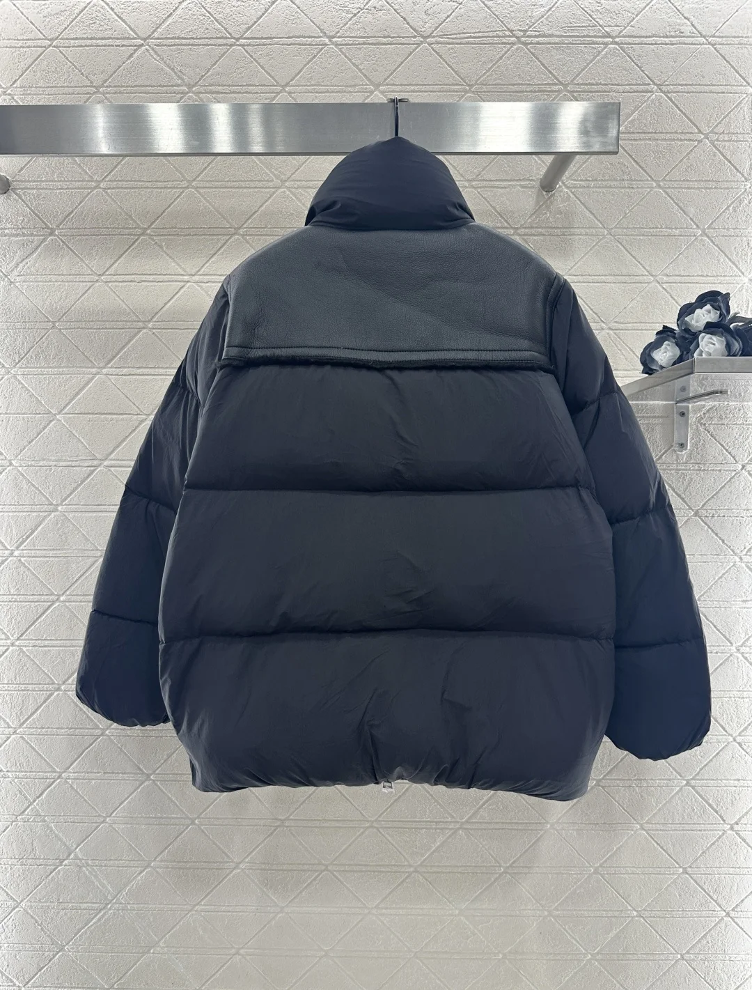 Zimowa, modna damska kurtka z nylonu, patchworkowa, prostokątna, z tłoczonym kołnierzem stójką, wypełniona białym puchem kaczym.