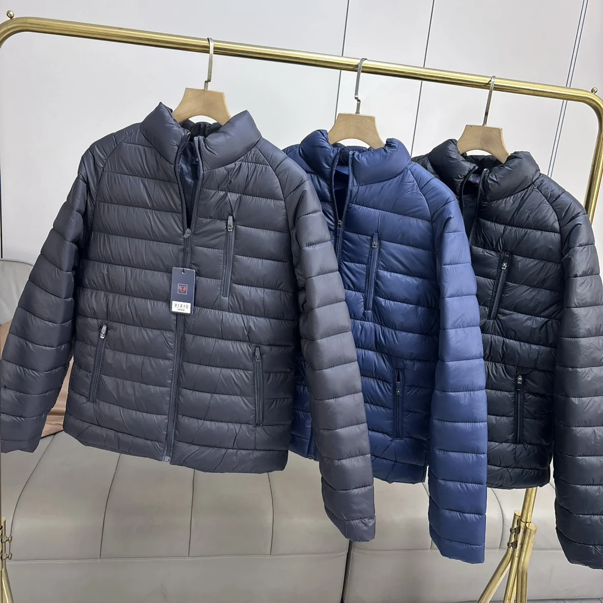 

Водонепроницаемая мужская повседневная куртка из хлопка однотонного цвета с воротником-стойкой, приталенного кроя, с длинными рукавами и застежкой-молнией.