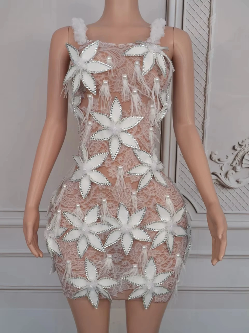 زهرة بيضاء عيد ميلاد الحفل أداء الملابس قبالة الكتف قطع شبكة الترتر فساتين النساء حزب النادي الليلي الزي
