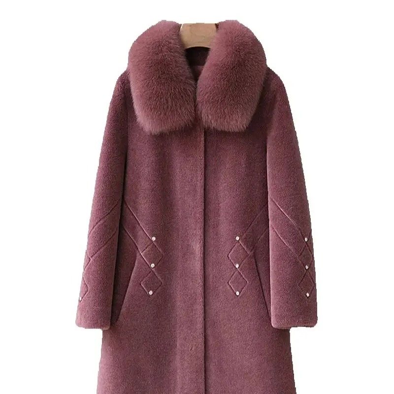 A medium-length sheepskin coat with a fox fur collar for mothers and women, and a sheepskin fur coat for middle-aged and elderly