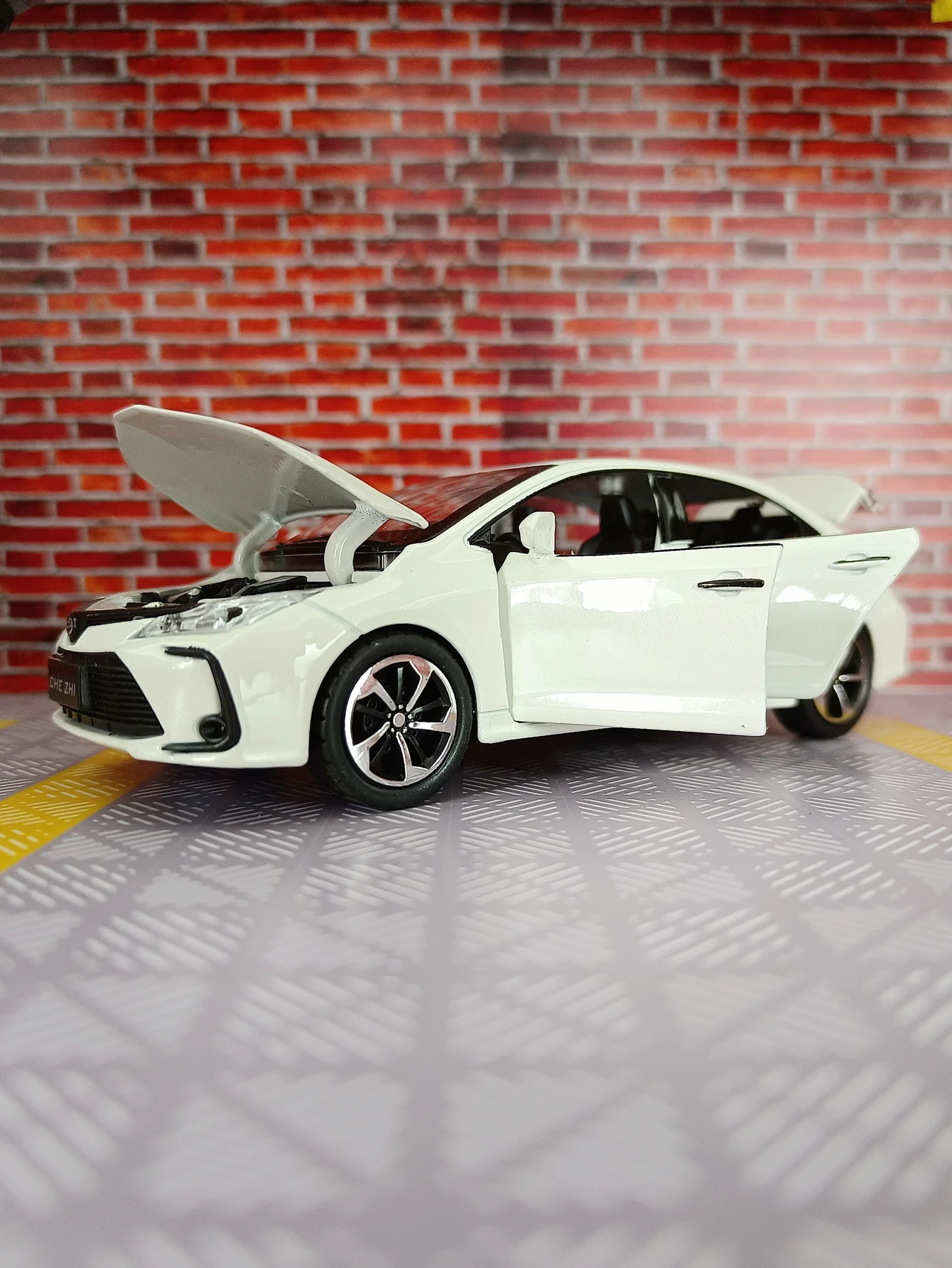 Simulación 1:32, adorno de modelo de coche de aleación Toyota Corolla, puertas y capó de motor, el maletero se puede abrir, regalo de sedán