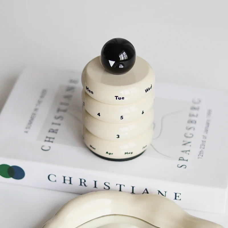 Color-Contrasting Resin Desk Ornament Rotating Calendar for Women And Girls Decorative Time Tracker with Smooth Rotation