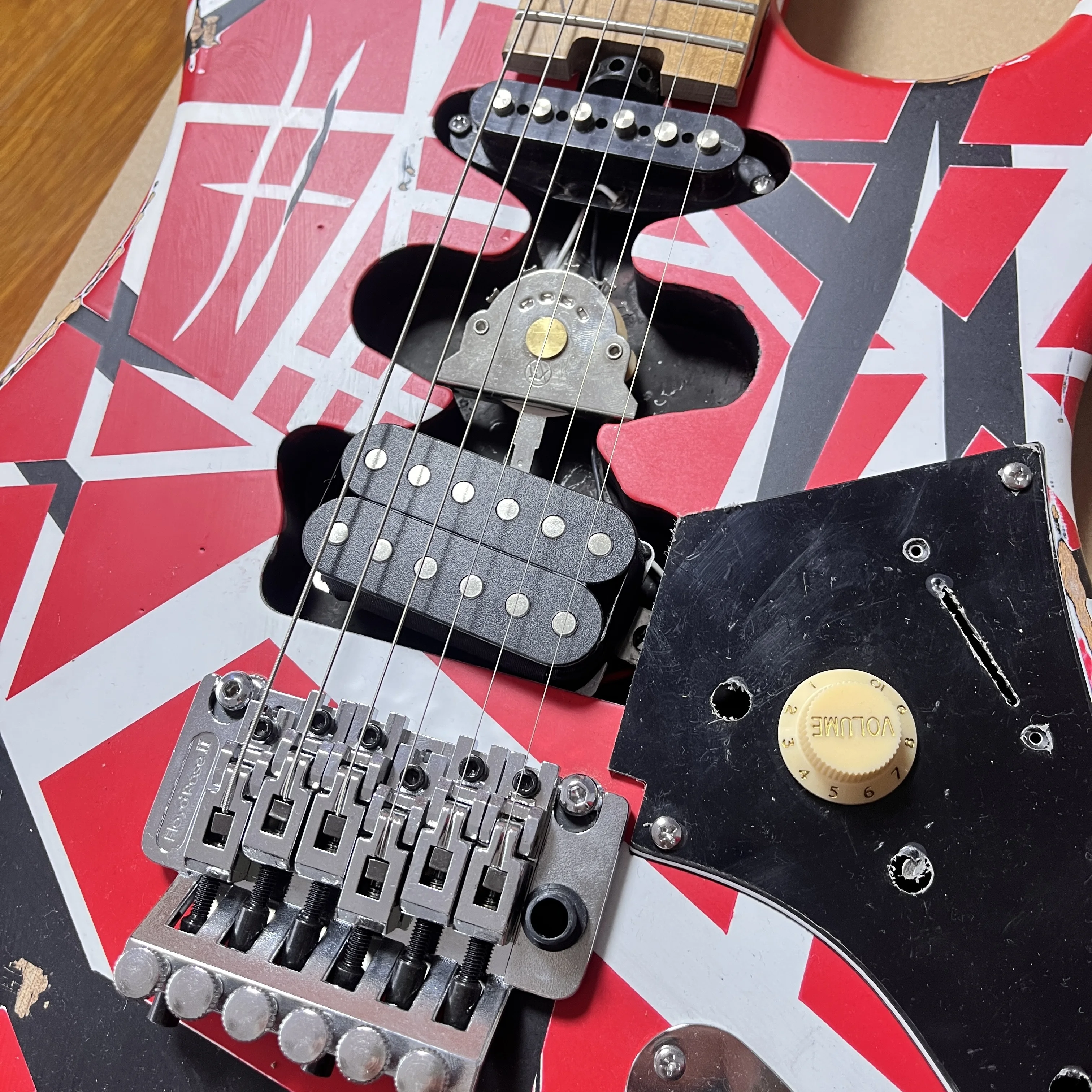 جيتار كهربائي عتيق الأكثر مبيعًا أبيض أسود مخطط أحمر 6-سلسلة 22 فريت يتم شحنه من مستودع الولايات المتحدة شحن مجاني