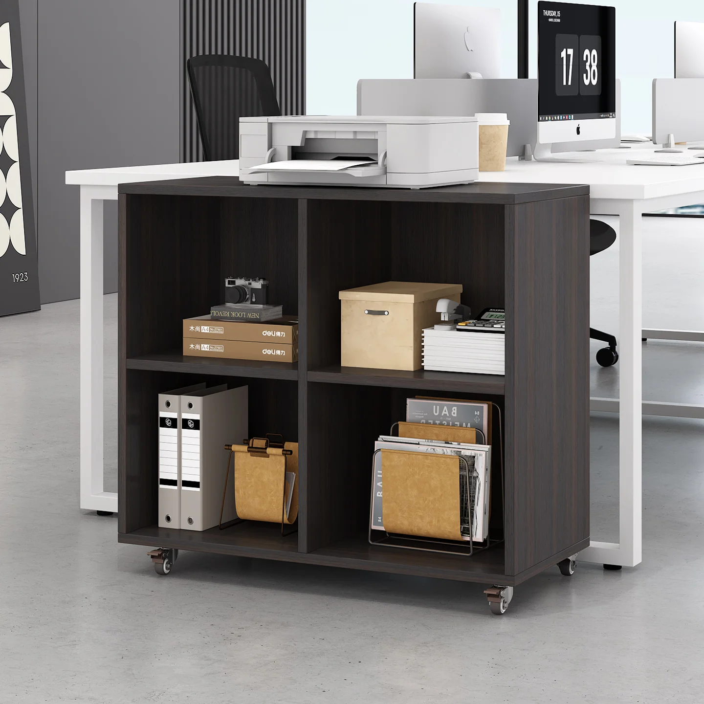 The office uses low cabinets to freely combine multi-layer shelves against the wall, which does not take up space,