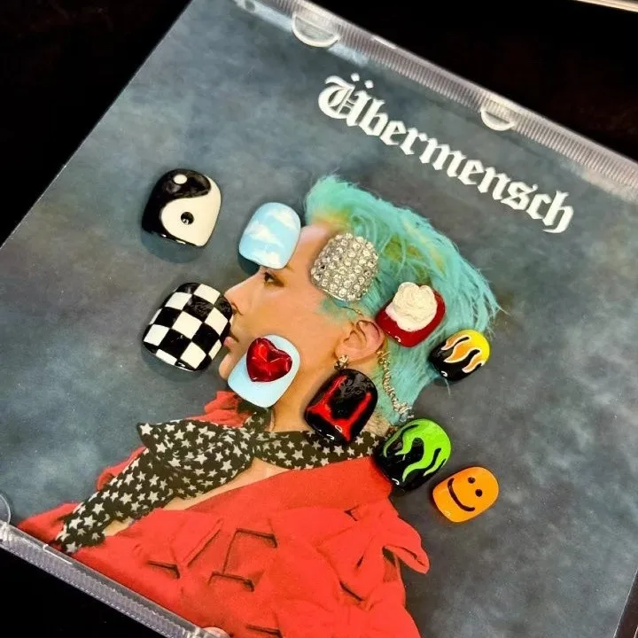 A arte em unhas pintada à mão E-STRONG GD apresenta um alto nível de aparência, elegante e simples em estilo e faz as mãos olham branco