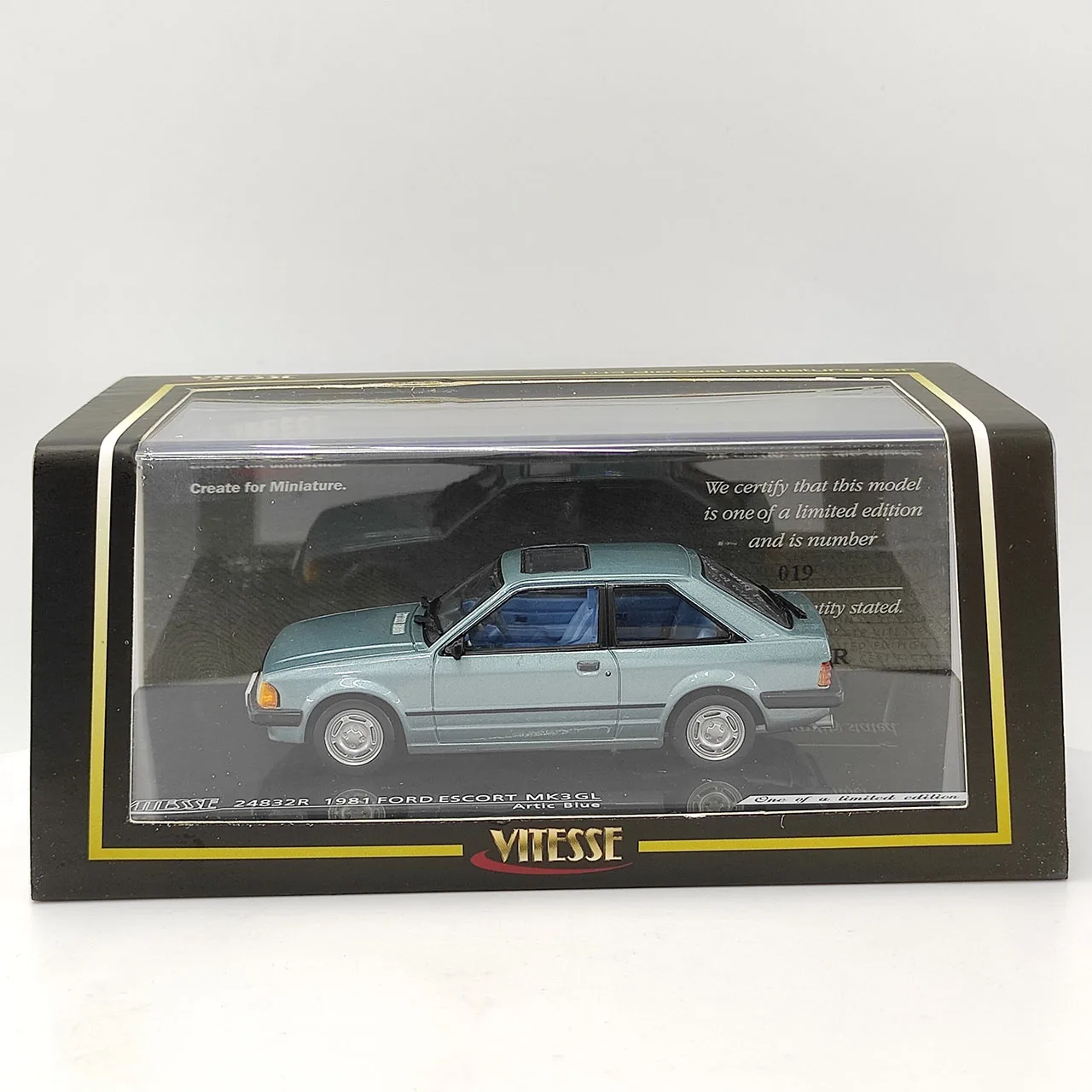 صندوق عيب سطح الطلاء المتشقق بمقياس 1:43 1981 موديل سيارة Ford Escort MK3 GL مصنوع من خليط معدني