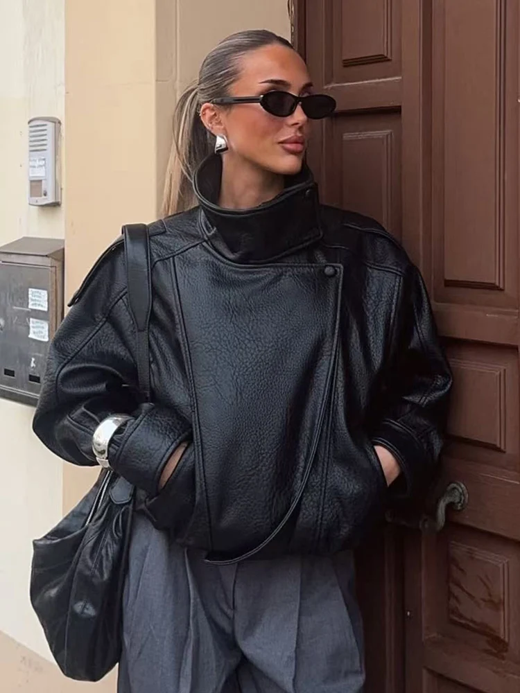    2025 خريف جديد المرأة سترة بولي يوريثان أسود كم طويل كبير الحجم فو الجلود جاكيت زيبرا دراجة نارية نمط شخصية سيدة الموضة