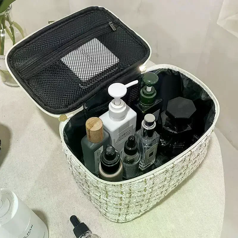 2025 New Women's Bag Knitted Style Makeup Bag Portable Portable Portable Makeup Bag Fashionable Large Storage Bag