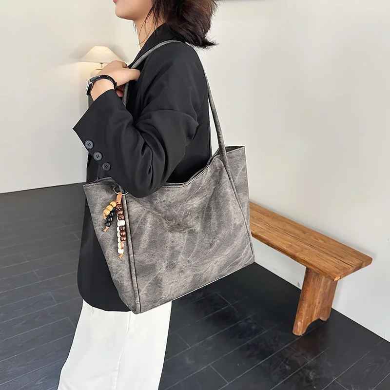 حقائب يد نسائية على الموضة لعام 2025 حقائب يد غير رسمية متعددة الاستخدامات PU بمشبك حقائب كتف ذات سعة كبيرة للتنقل بلون سادة وجودة عالية