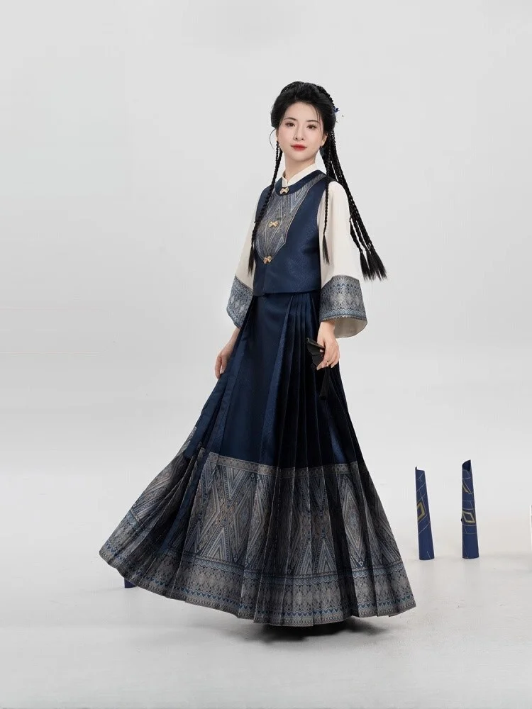 

Платье Hanfu с цветочным принтом и отверстием спереди и воротником-стойкой.