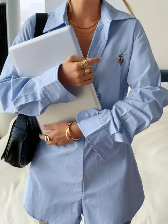 Tuta da donna con camicia abbottonata casual primaverile e autunnale. Tuta con pantaloni corti a maniche lunghe dalla vestibilità comoda ed elegante