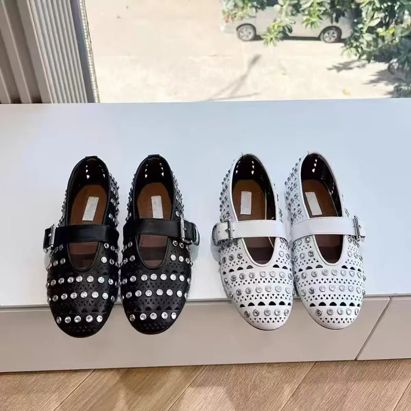 

Новые весенне-летние балетки 25SS с перфорацией, ремешком и стразами, из перфорированной кожи, с низким вырезом