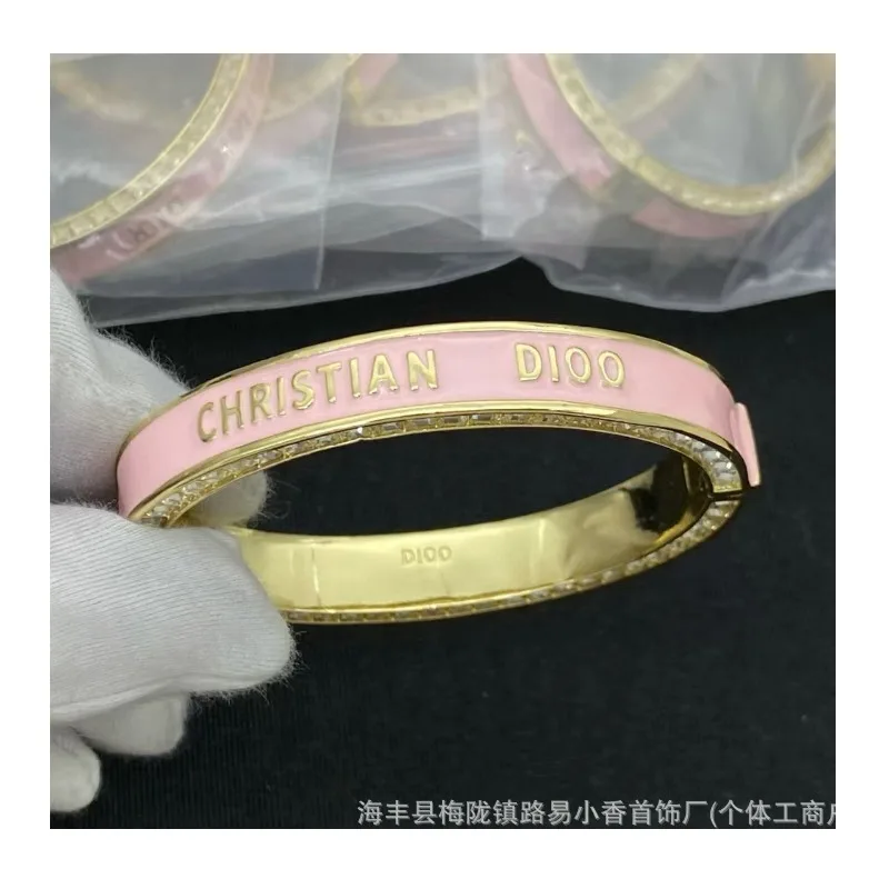 

The High Version of The Bracelet Is Inlaid with Letters, and The Enamel Jewelry Can Form A Rich Sense of Hierarchy When Worn.
