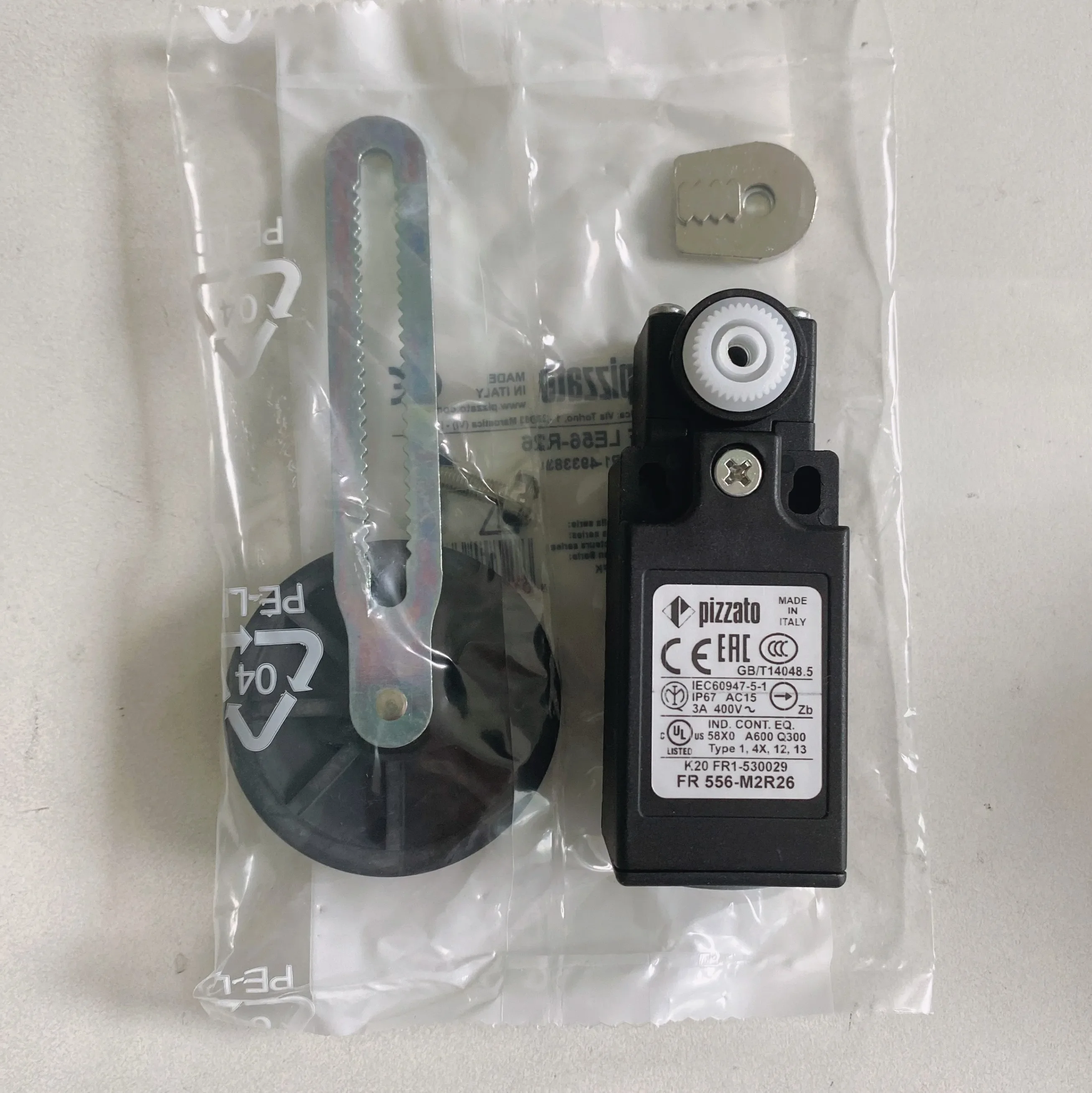 New Original Pizzato FR 556-M2R26 Limited Switch
