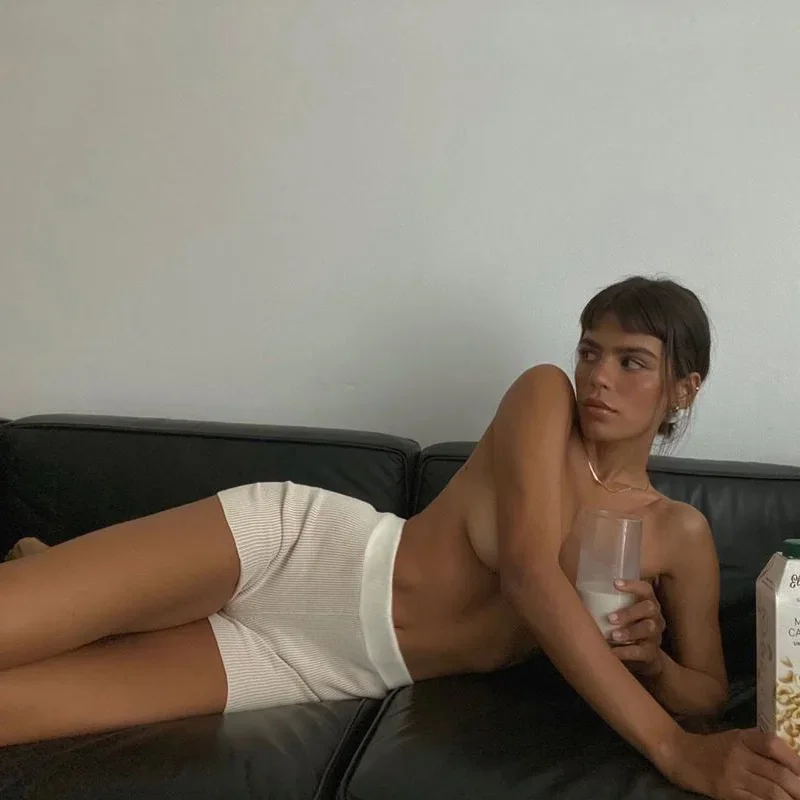 شورت نسائي جديد لعام 2025 شورت ضيق مثير للصيف شورت محبوك أسود وأبيض