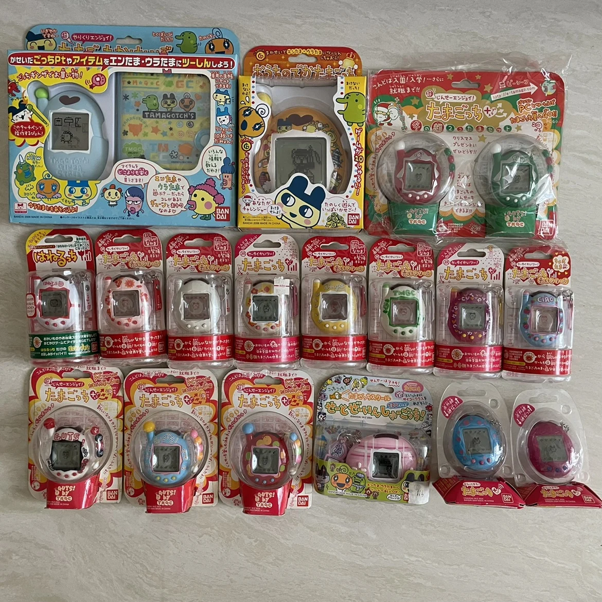 

Bandai Tamagotchi Ri San Xiao, Виноградная клубника второго поколения, голубой день, четыре электронных машины для домашних животных, 90-х ностальгия, игрушка