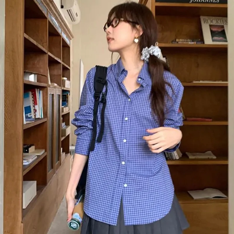 

Корейская винтажная синяя рубашка в клетку для женщин, с длинным рукавом, на пуговицах, с вышивкой, в стиле преппи, классическая, простая, свободная, повседневная блузка