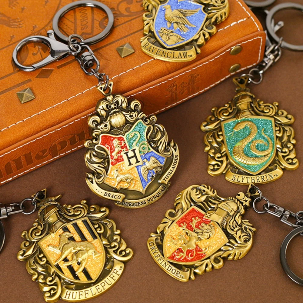 حقيقية هاري بوتر شارة المفاتيح هوجورتس فيلم البضائع سلاسل المفاتيح المعدنية امرأة على ظهره الحلي مروحة تحصيل الهدايا